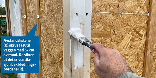 Isolert anneks: Hjørnelister til isolert anneks skrus fast og males Isolert anneks: Hjørnelister til isolert anneks skrus fast og males, før kledningen settes opp